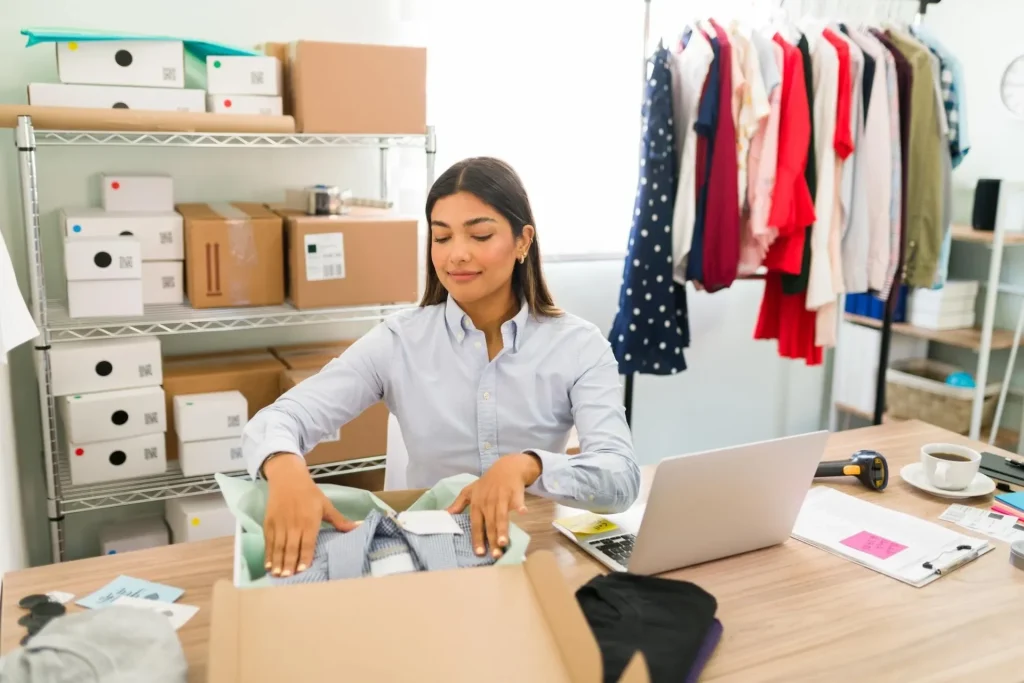mujer desempacando pedido de ecommerce