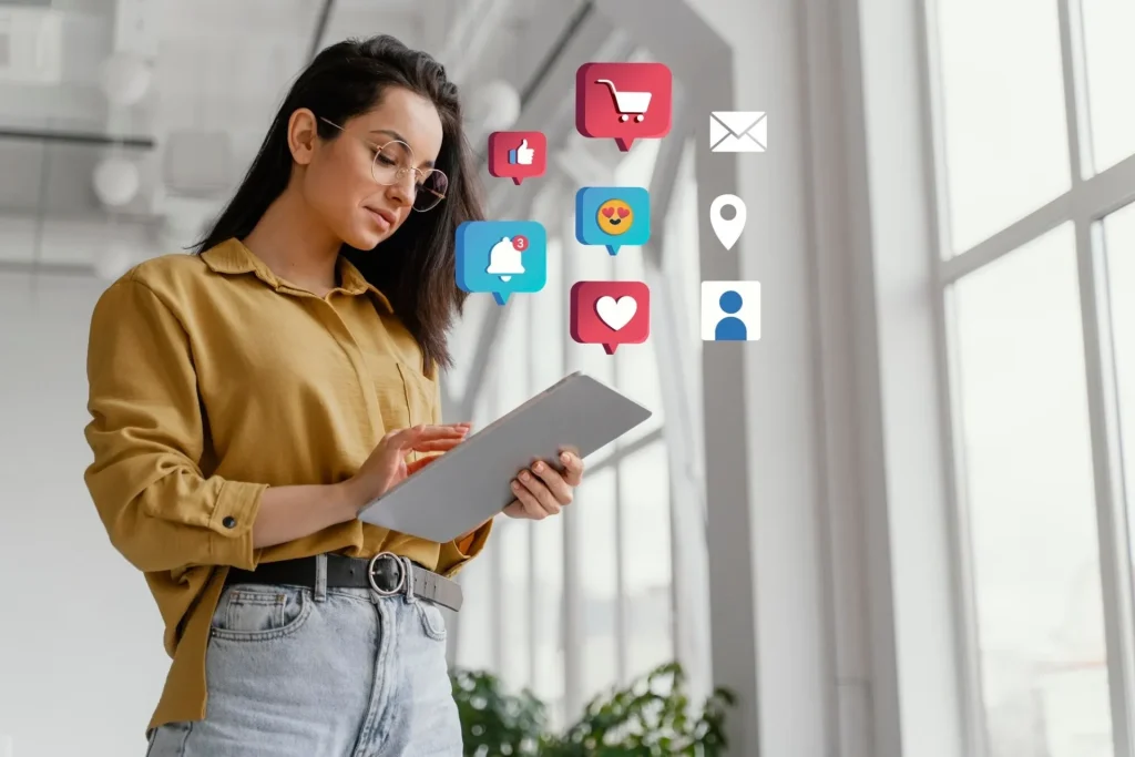 imagen mujer con tableta revisando redes sociales o ecommerce