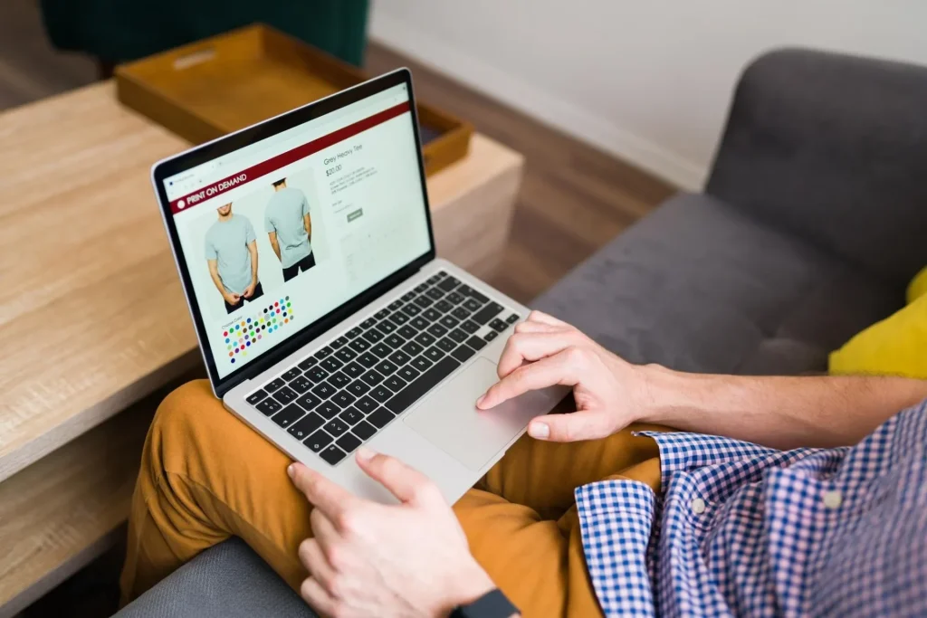 hombre adulto haciendo compra online en ecommerce desde su computador