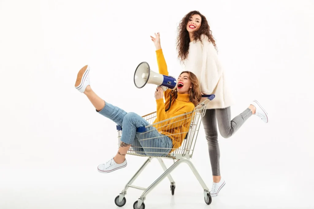 dos chicas felices sobre carro de compras en hot sale