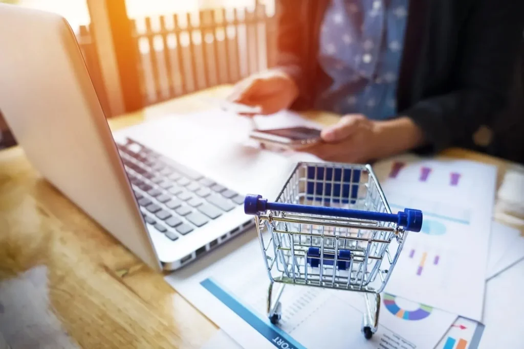 cropped imagen de mujer comprando en ecommerce