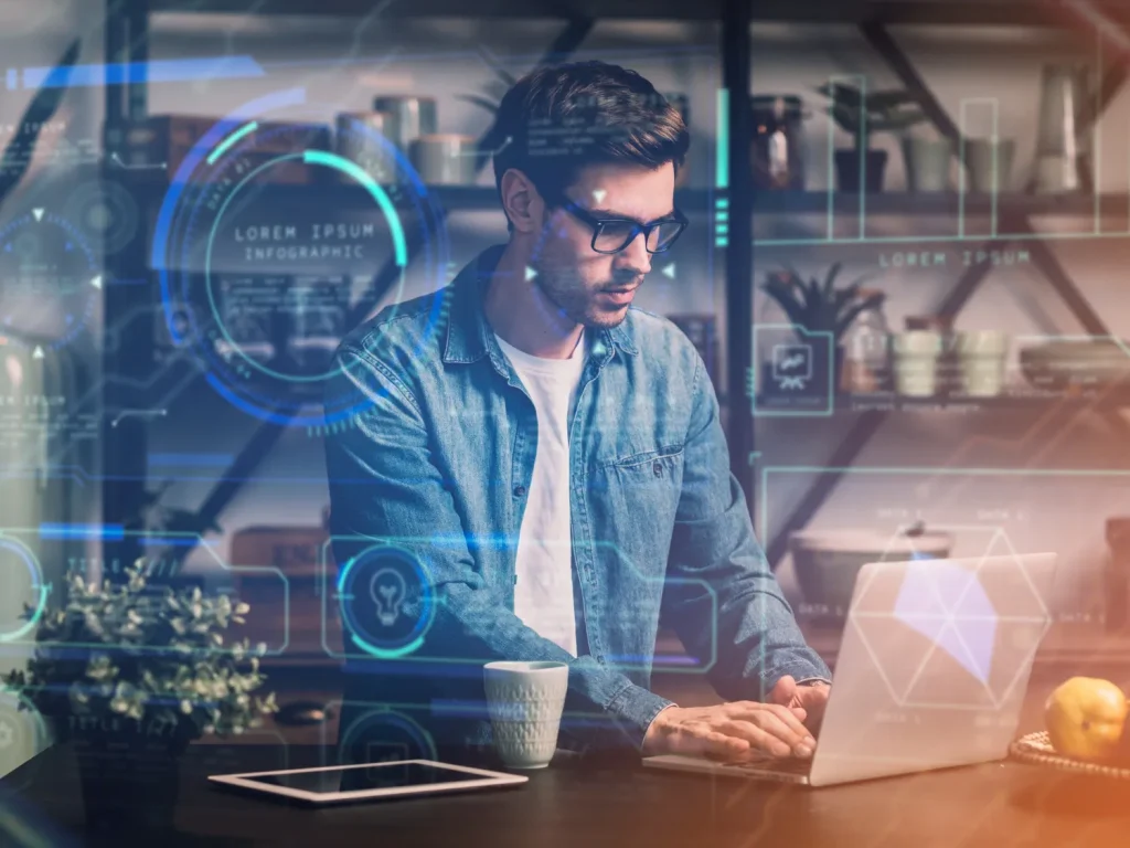 persona trabajando en computador sobre estrategia digital