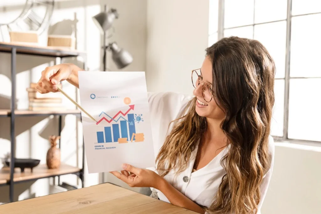 mujer mostrando gráfico tasa de conversión