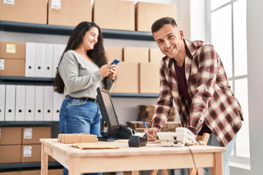 dos personas trabajando en negocio ecommerce
