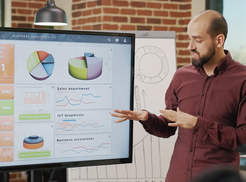 hombre presentando gráficos de soluciones digitales