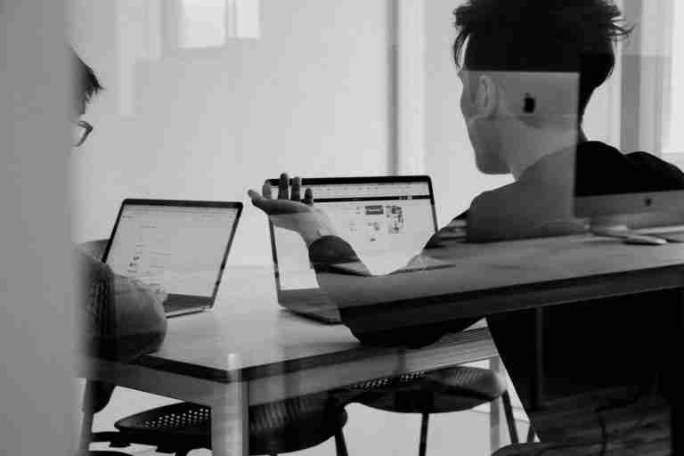 hombres conversando en mesa de trabajo