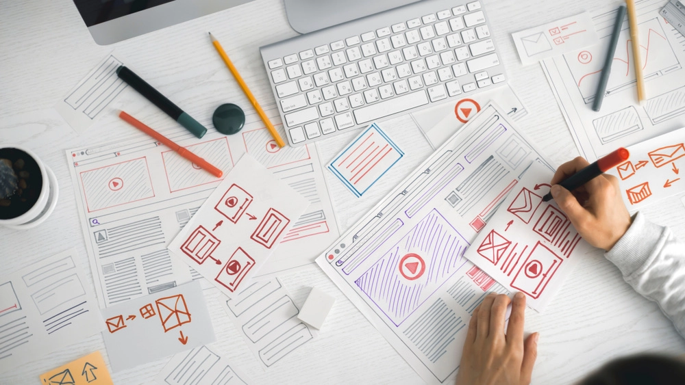 mesa de trabajo con dibujos o maquetación de ecommerce y plataformas