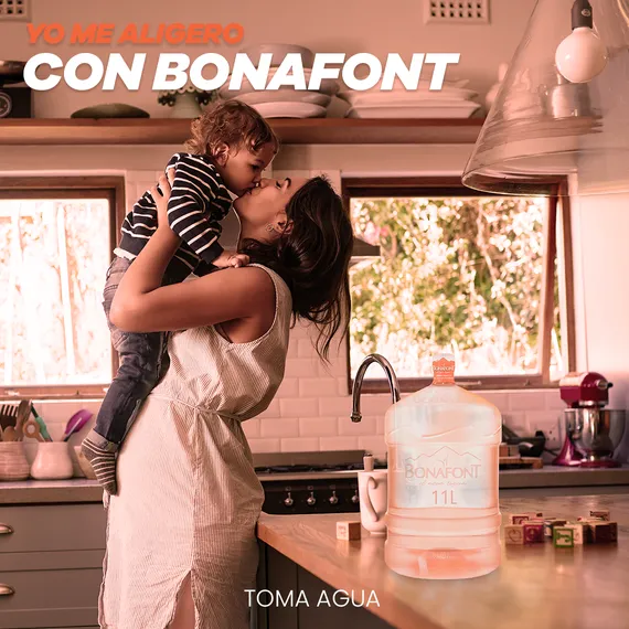imagen madre cargando bebé con garrafón bonafont en cocina (publicación realizada por uhura)