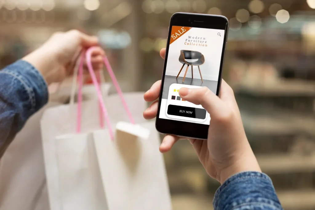 manos de mujer sosteniendo un celular para comprar en ecommerce