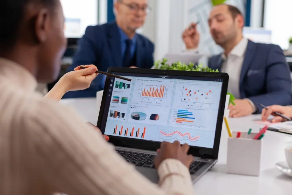 portatil con gráficos data analytics ecommerce marketing