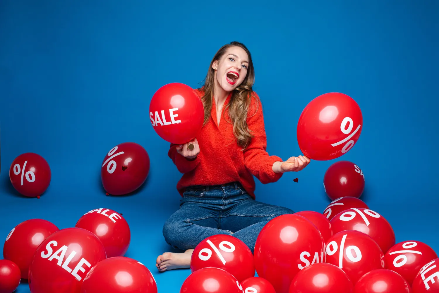mujer feliz con globos de sale