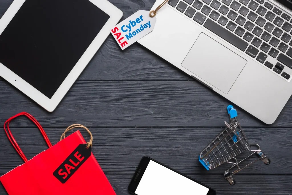 lapton y tablet sobre una mesa (imagen blog calendario retail 2024, planifica campañas segundo semestre)