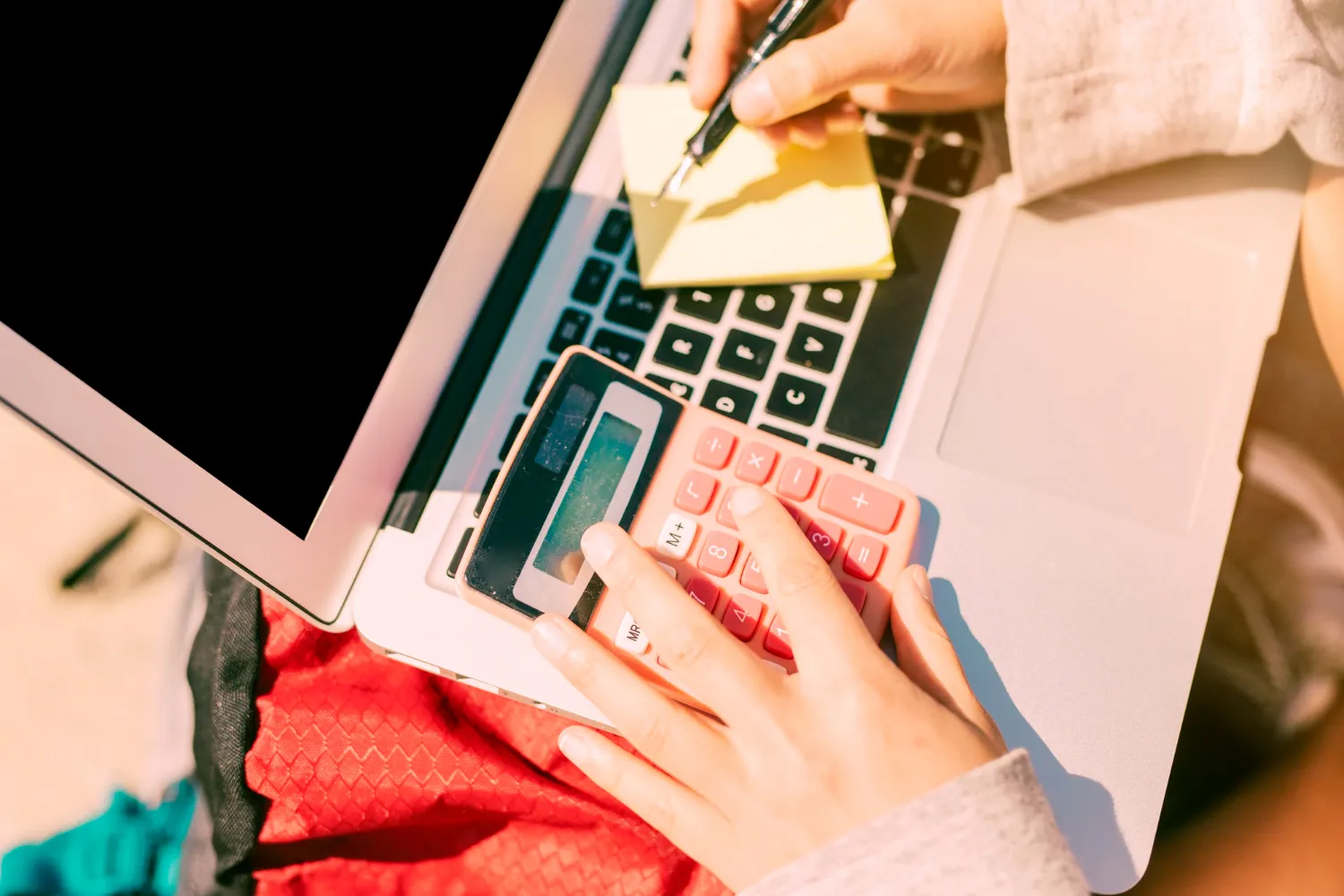 mujer tomando notas y calculando precios (blog optimización precios digital shelf)