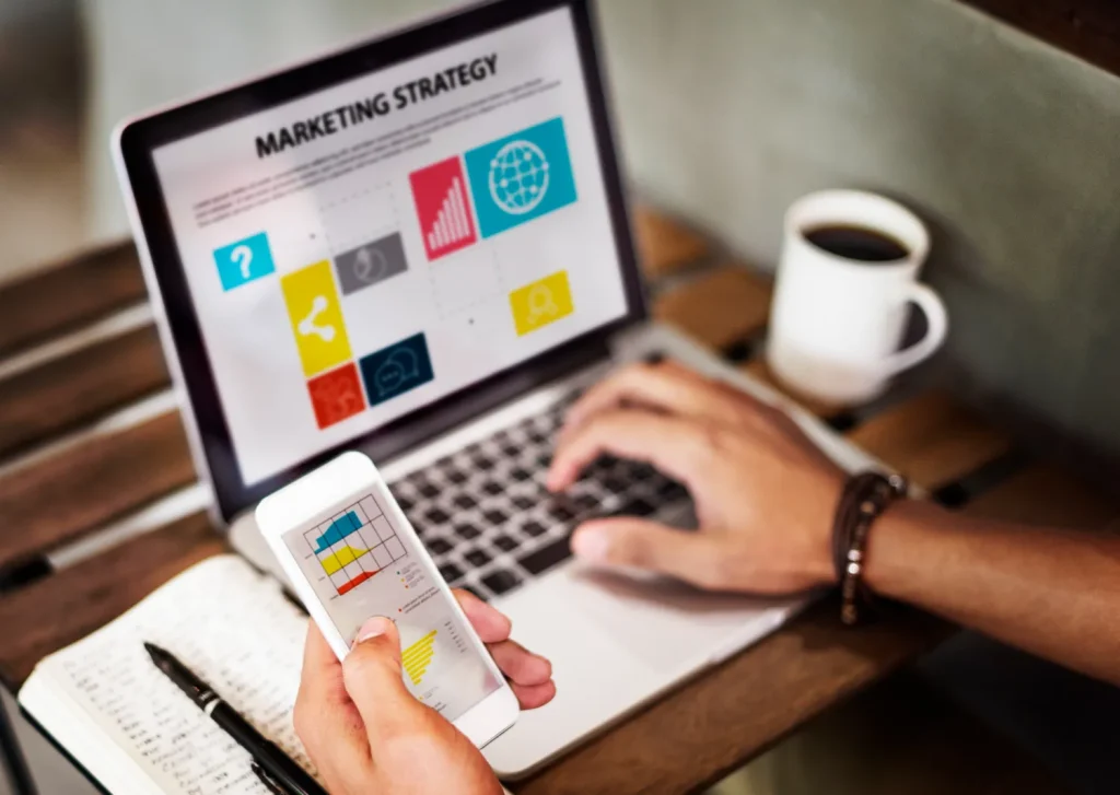 hombre escribiendo en portátil sobre marketing digital, orgánico y pago