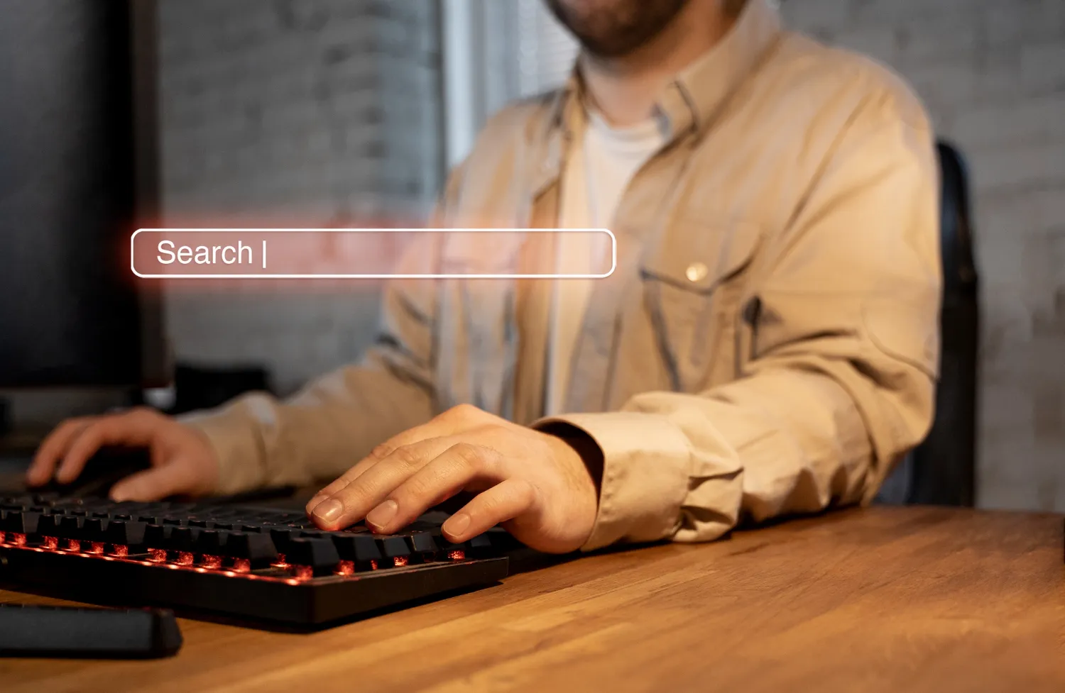 hombre buscando productos en retailers (blog buenas prácticas posicionamiento o visibilidad)