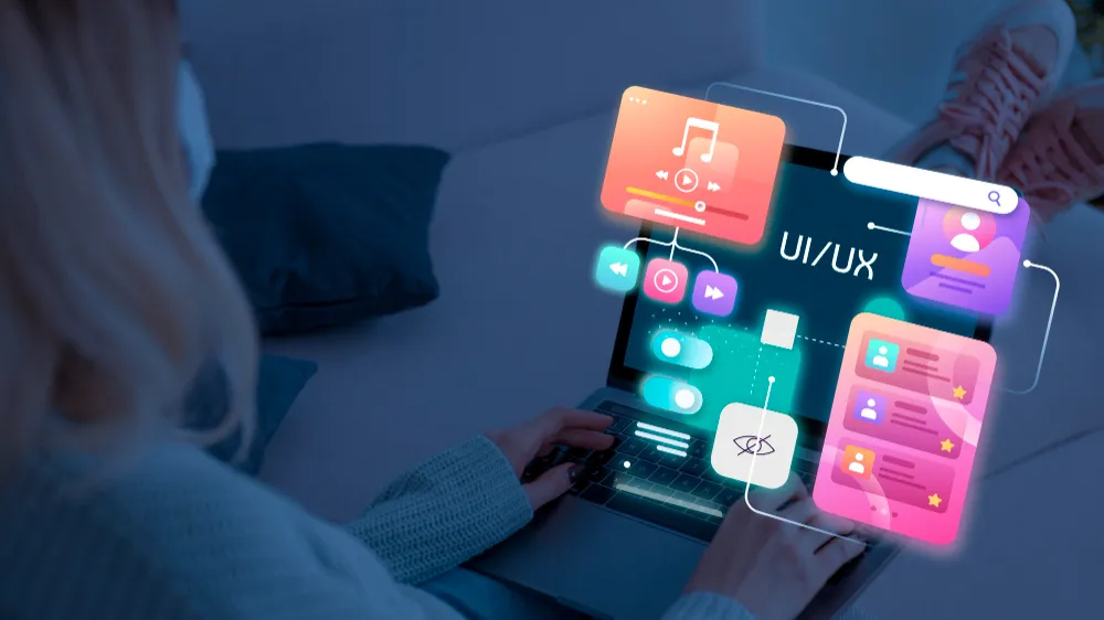 Mujer usando portátil visualizando elementos de diseño UX UI