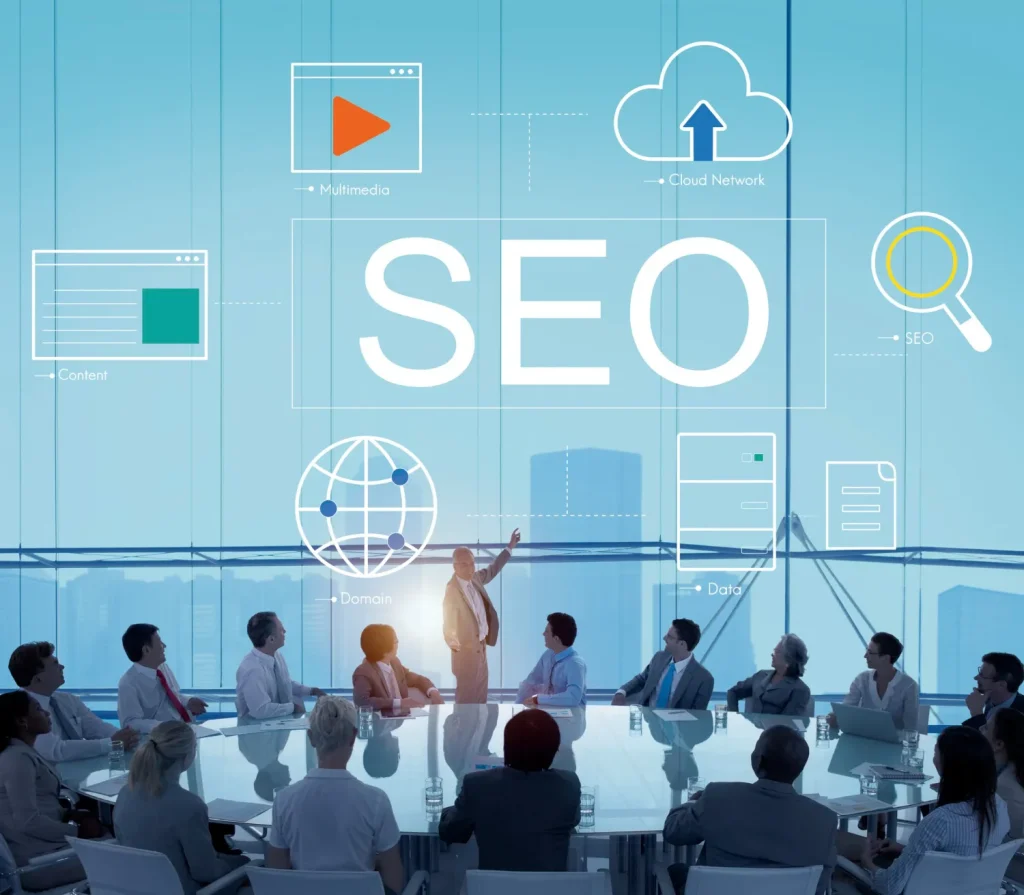 Personas alrededor de mesa viendo pantalla con gráficos de SEO
