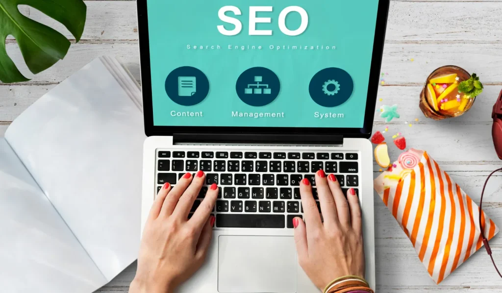 Portáil con fondo alusivo a SEO