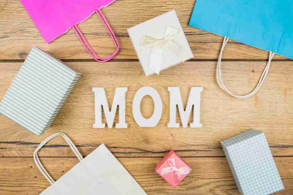 Mom empaques regalos para el Día de las Madres