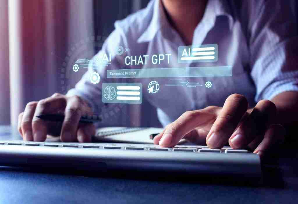 hombre usando teclado visual de Chat gpt. SEO + GEO: ¿cómo prepararse para el nuevo modelo de búsquedas?