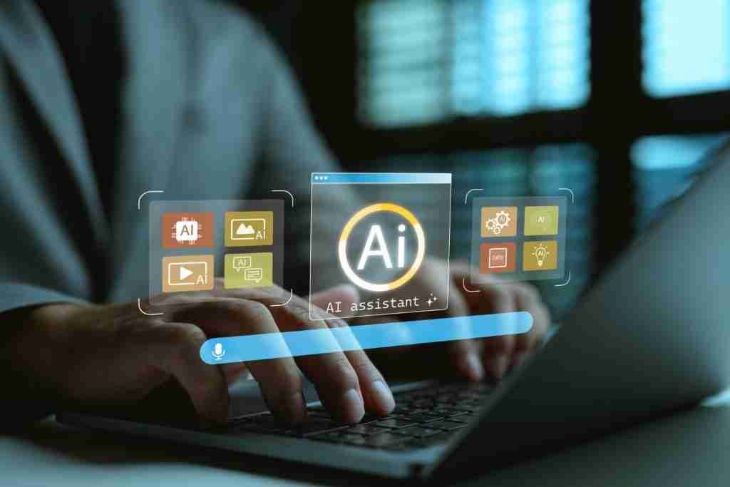 Persona trabajando en un portátil con interfaz de asistente de IA que proporciona soporte de inteligencia artificial para tareas diarias, gestión de datos, proyectos creativos y productividad digital moderna.