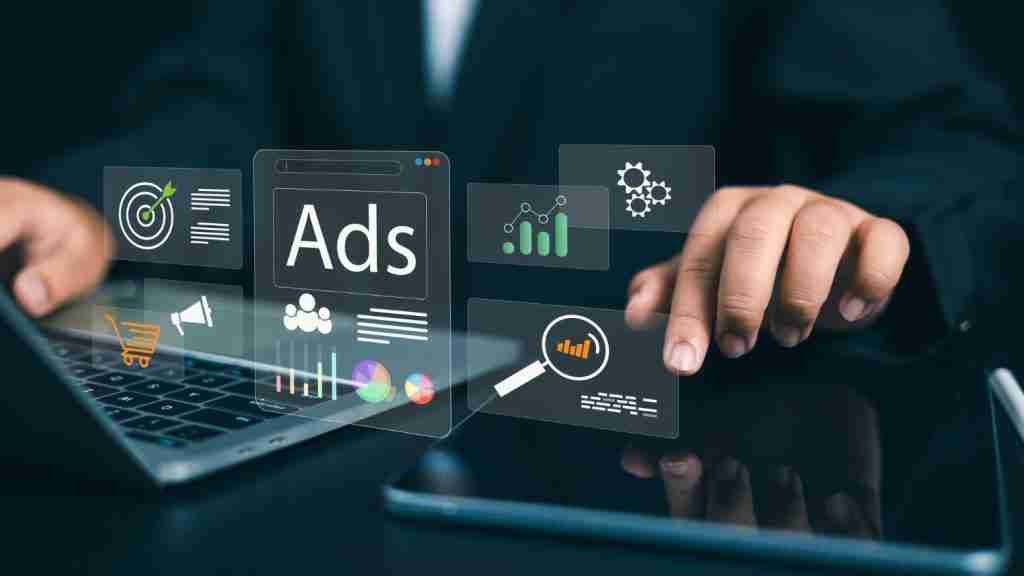 Mujer de negocios usando portátil con tablero de anuncios Análisis de estrategia de adquisición en digital
