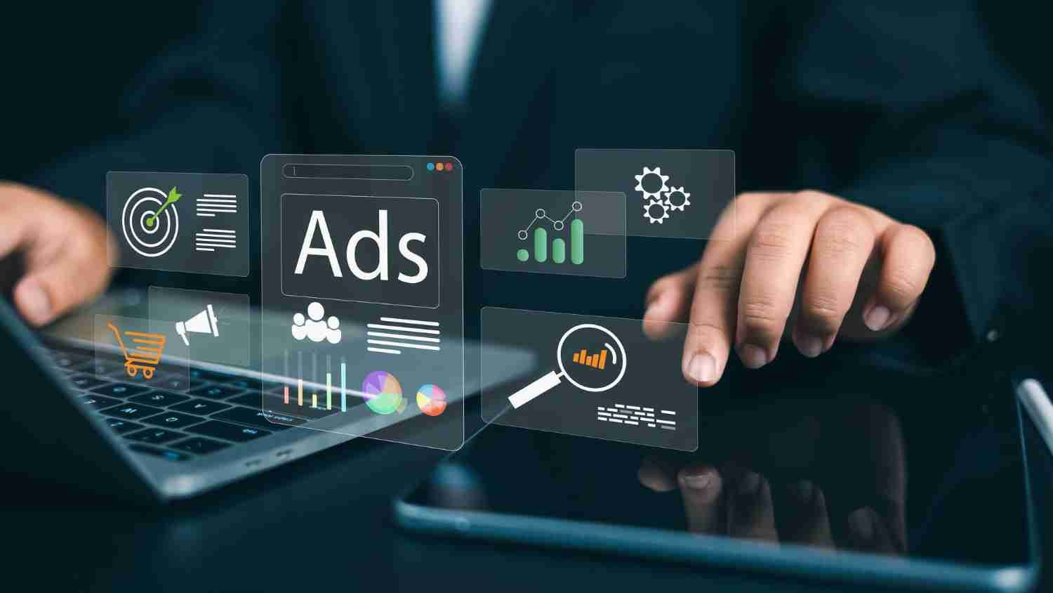 Mujer de negocios usando portátil con tablero de anuncios Análisis de estrategia de adquisición en digital