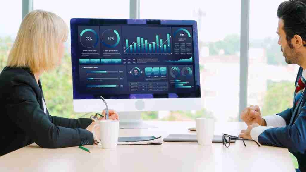 Un hombre y una mujer trabajando en dashboard para inteligencia de datos