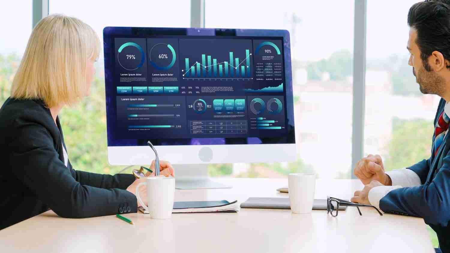 Un hombre y una mujer trabajando en dashboard para inteligencia de datos