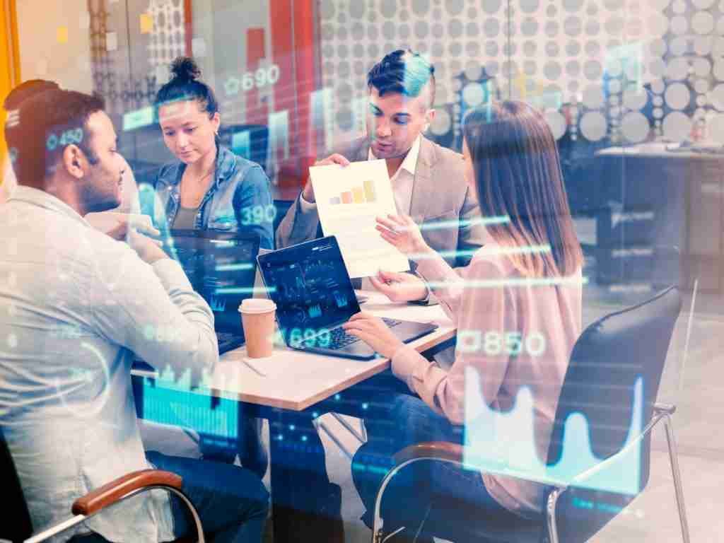 personas trabajando evaluando madurez digital en retail